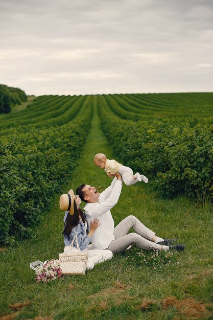 Famiglia sveglia che gioca in un campo estivo