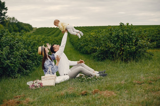 Famiglia sveglia che gioca in un campo estivo