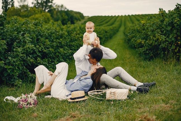 Famiglia sveglia che gioca in un campo estivo