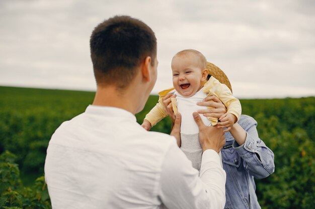 Famiglia sveglia che gioca in un campo estivo