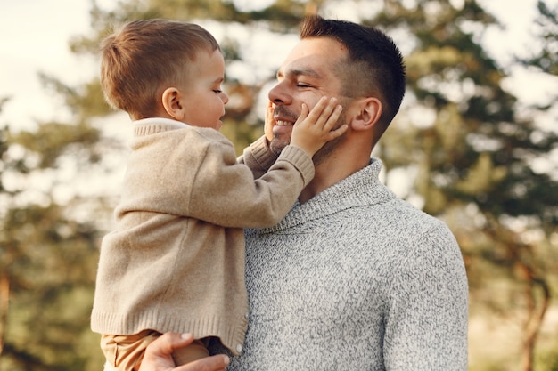 Famiglia sveglia che gioca in un campo estivo