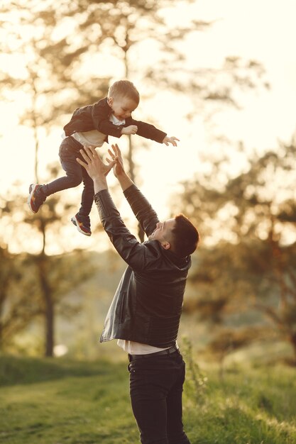 Famiglia sveglia che gioca in un campo estivo