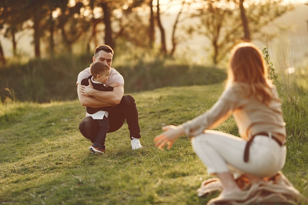 Famiglia sveglia che gioca in un campo estivo