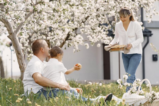 Famiglia sveglia che gioca in un cortile estivo