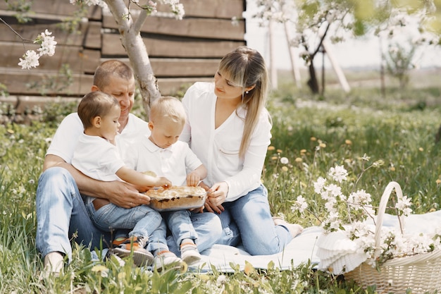 Famiglia sveglia che gioca in un cortile estivo