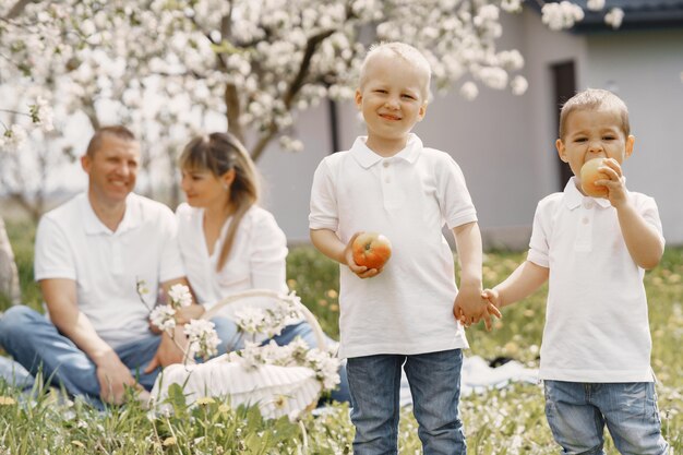 Famiglia sveglia che gioca in un cortile estivo