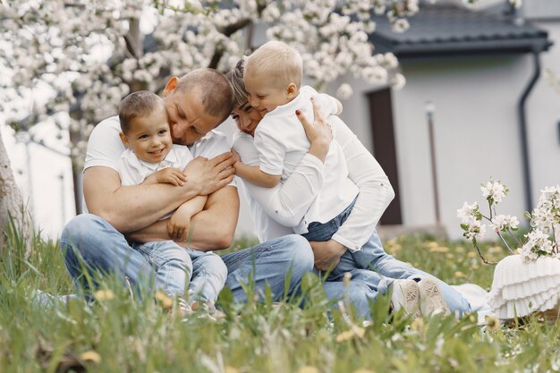 Famiglia sveglia che gioca in un cortile estivo