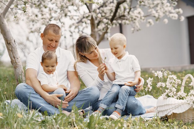 Famiglia sveglia che gioca in un cortile estivo