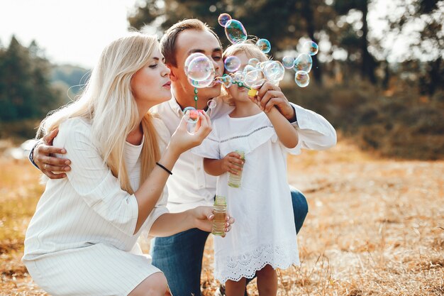 Famiglia sveglia che gioca in un parco estivo