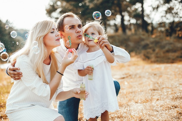 Famiglia sveglia che gioca in un parco estivo