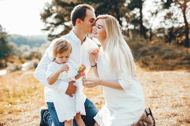 Famiglia sveglia che gioca in un parco estivo