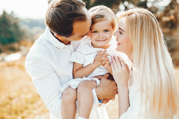 Famiglia sveglia che gioca in un parco estivo