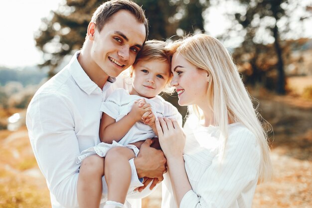 Famiglia sveglia che gioca in un parco estivo