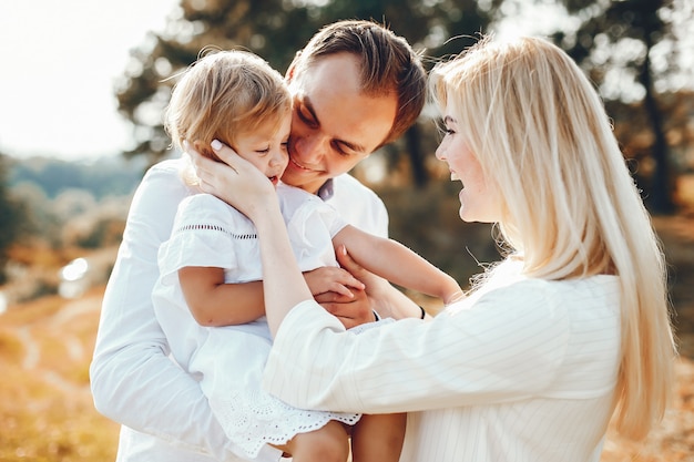 Famiglia sveglia che gioca in un parco estivo