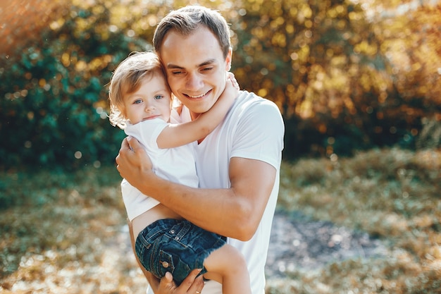 Famiglia sveglia che gioca in un parco estivo