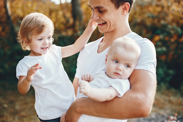 Famiglia sveglia che gioca in un parco estivo