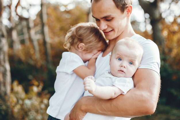 Famiglia sveglia che gioca in un parco estivo