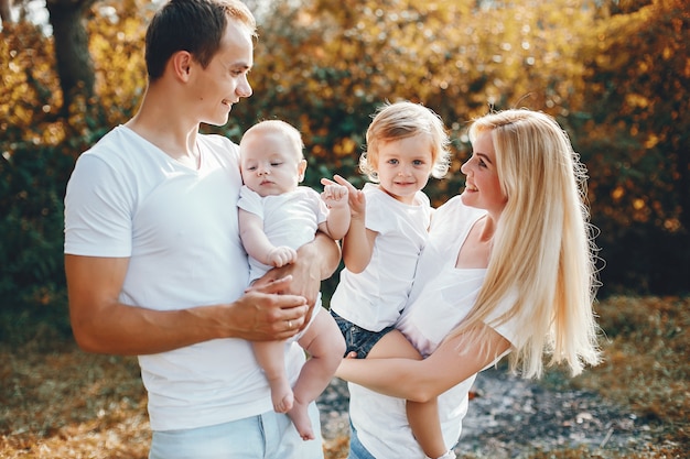 Famiglia sveglia che gioca in un parco estivo