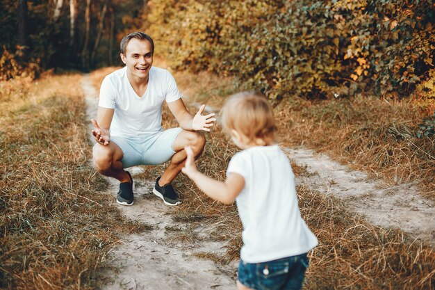 Famiglia sveglia che gioca in un parco estivo