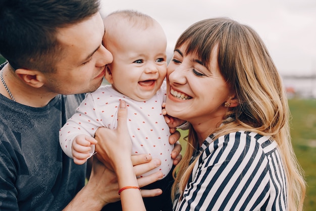 Famiglia sveglia che gioca in un parco estivo