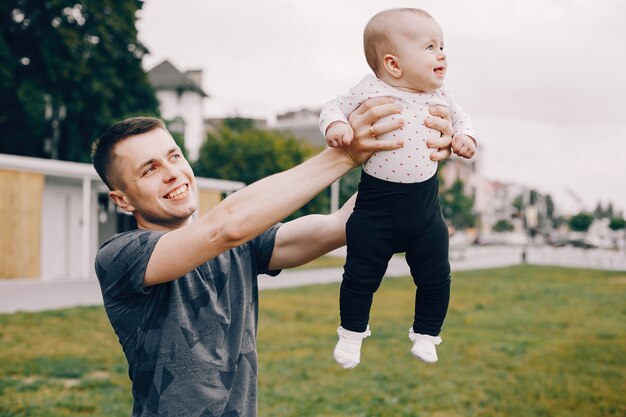 Famiglia sveglia che gioca in un parco estivo