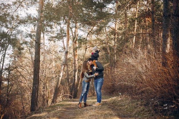 Famiglia sveglia che gioca in un parco estivo