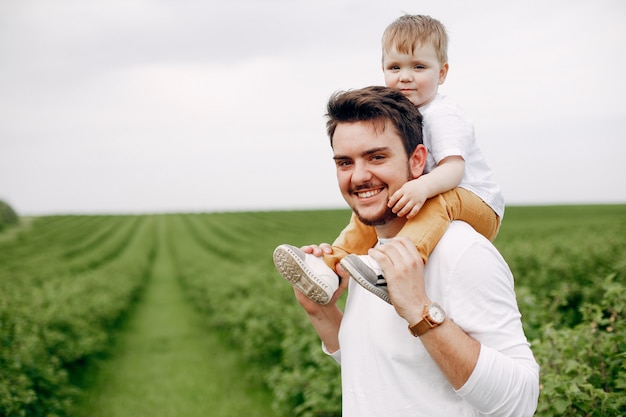 Famiglia sveglia che gioca in un parco estivo