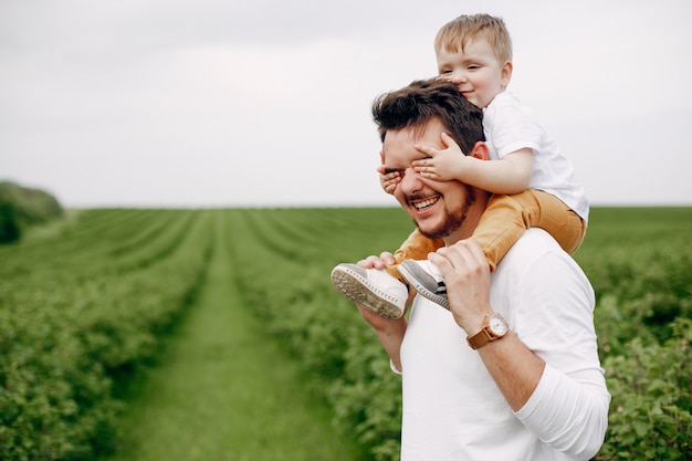 Famiglia sveglia che gioca in un parco estivo