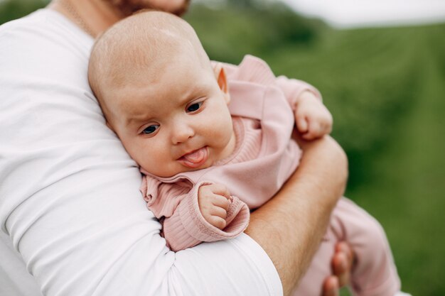 Famiglia sveglia che gioca in un parco estivo