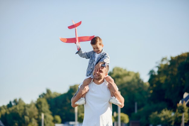 Famiglia sveglia che gioca in un parco estivo