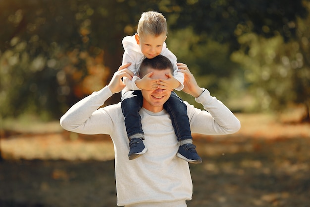 Famiglia sveglia che gioca in un parco estivo