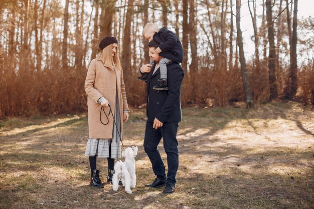 Famiglia sveglia che gioca in un parco