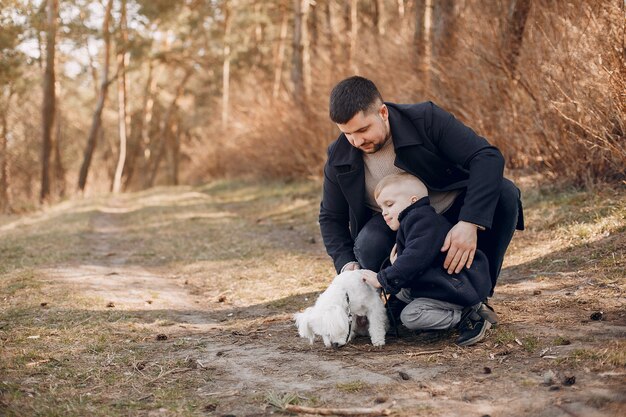 Famiglia sveglia che gioca in un parco