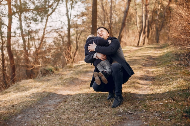 Famiglia sveglia che gioca in un parco