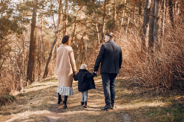 Famiglia sveglia che gioca in un parco