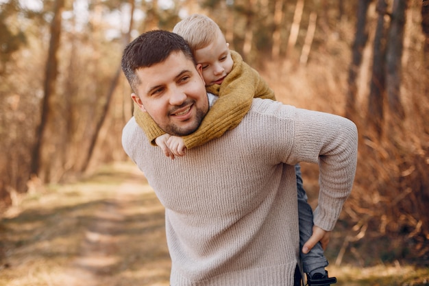 Famiglia sveglia che gioca in un parco