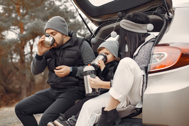 Famiglia sveglia che gioca in una foresta di primavera