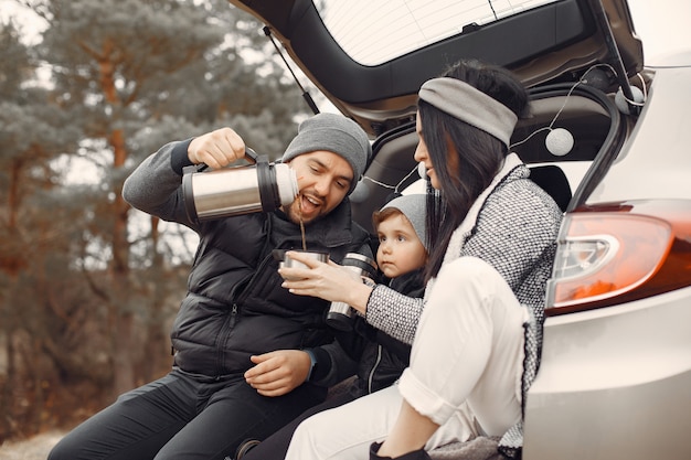 Famiglia sveglia che gioca in una foresta di primavera