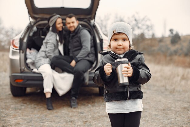 Famiglia sveglia che gioca in una foresta di primavera