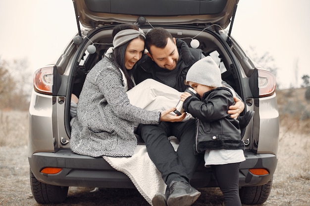 Famiglia sveglia che gioca in una foresta di primavera