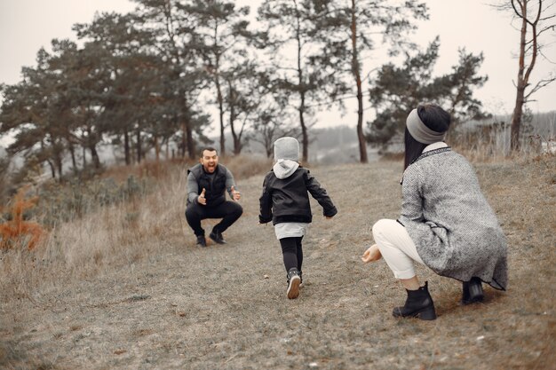 Famiglia sveglia che gioca in una foresta di primavera