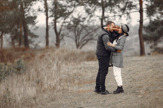 Famiglia sveglia che gioca in una foresta di primavera