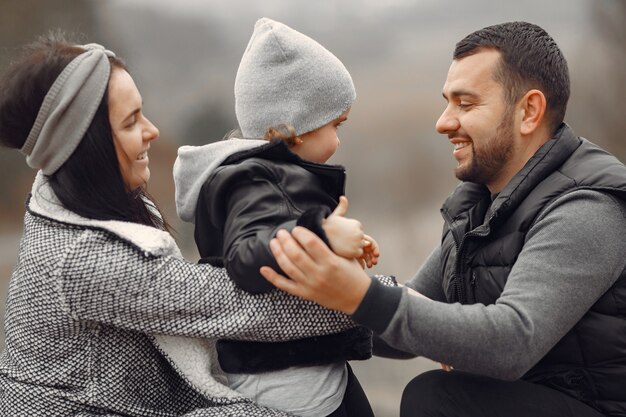 Famiglia sveglia che gioca in una foresta di primavera