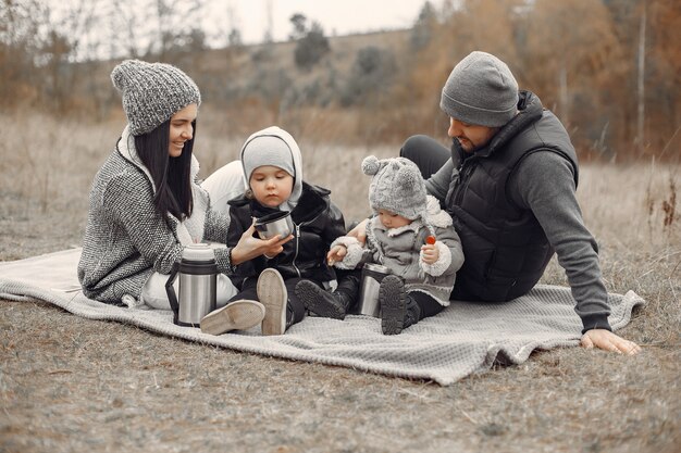 Famiglia sveglia che gioca in una foresta di primavera