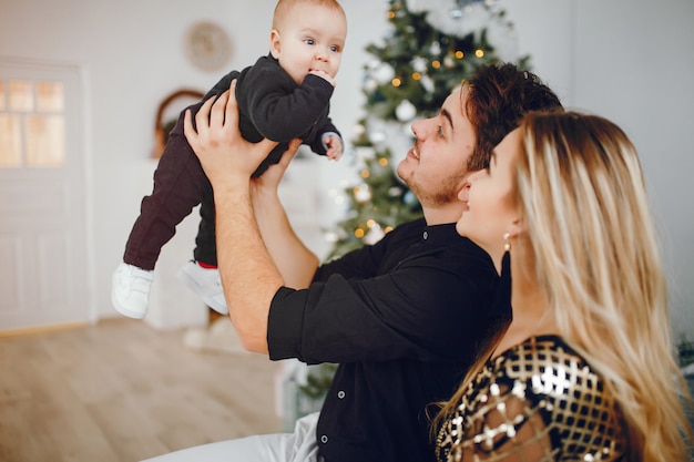 Famiglia vicino all&#39;albero di Natale