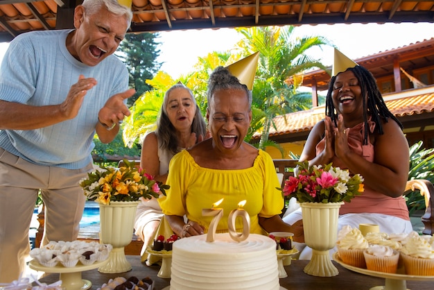 Famiglia vista frontale che festeggia il compleanno insieme