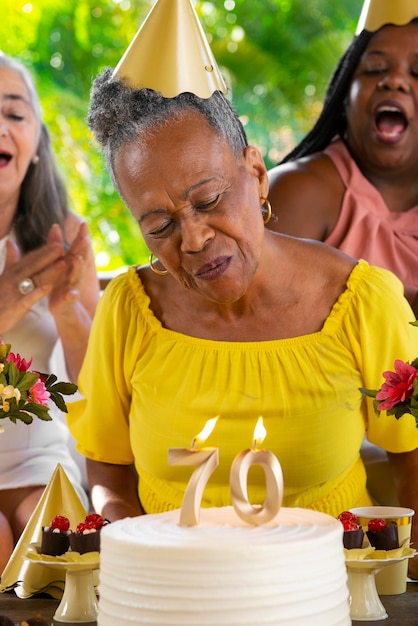 Famiglia vista frontale che festeggia il compleanno insieme