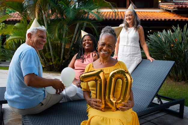 Famiglia vista frontale che festeggia il compleanno insieme