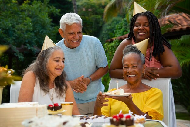 Famiglia vista frontale che festeggia il compleanno insieme