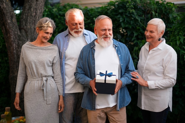 Famiglia vista frontale che festeggia il compleanno